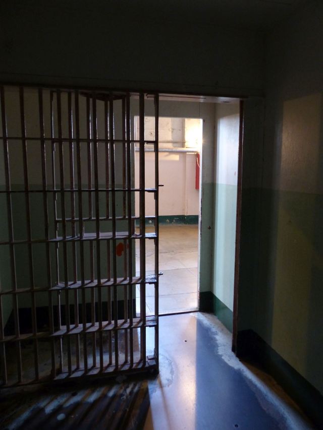 Hier der Blick von innen nach außen - allerdings mit offener Türe... Von außen sieht man diese Zellen auf dem Bild mit dem Zellenblock mit den rosafarbenen Türen.