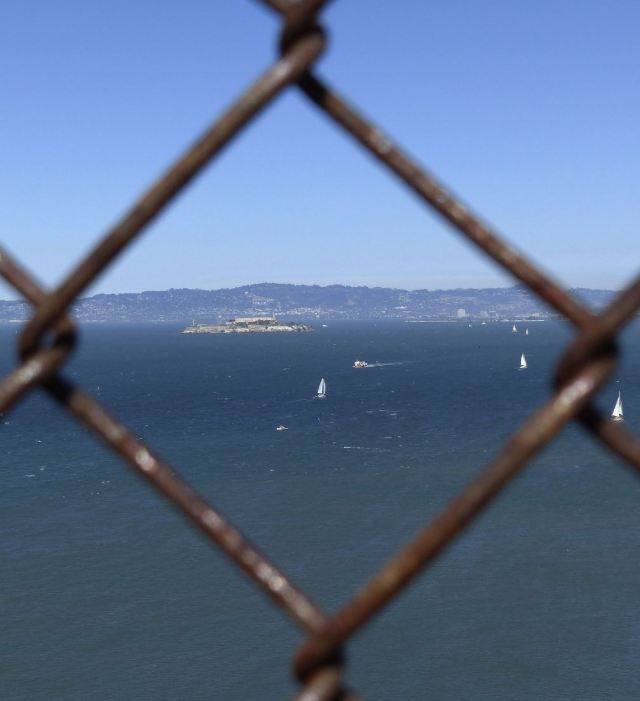 Von der Golden Gate Bridge aus gesehen, absichtlich durchs Gitter fotografiert.