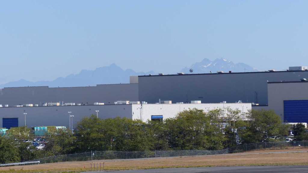 Im Hintergrund sind die Olympic Mountains zu sehen.